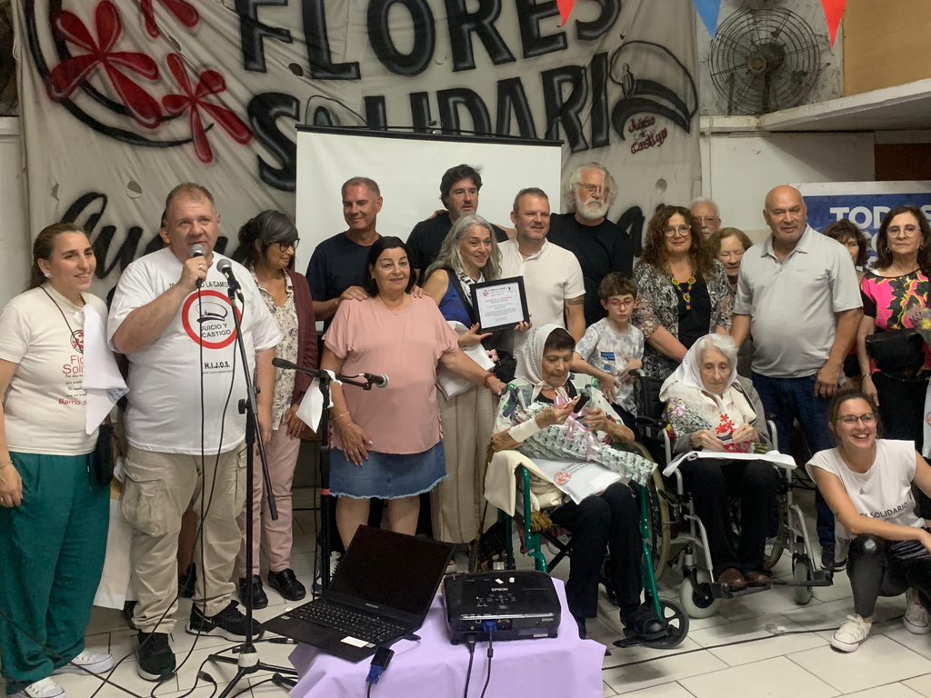 Hermoso cierre de año de #FloresSolidario en #Comuna7
Gracias y felicitaciones <a href="/marcedambrosio/">Marcelo D Ambrosio💙❤️💙✌🏽</a> por invitarnos a compartir esta gran noche. La salida siempre será colectiva ✌️