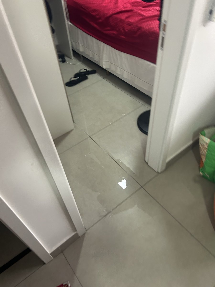 BigTrouxaa's tweet photo. Fiquei desde de tarde até a noite limpando minha casa que ficou encharcada pq a água da chuva que estava caindo na varanda não escorreu para o ralo e entrou dentro de casa https://t.co/rZjuS7kSPr