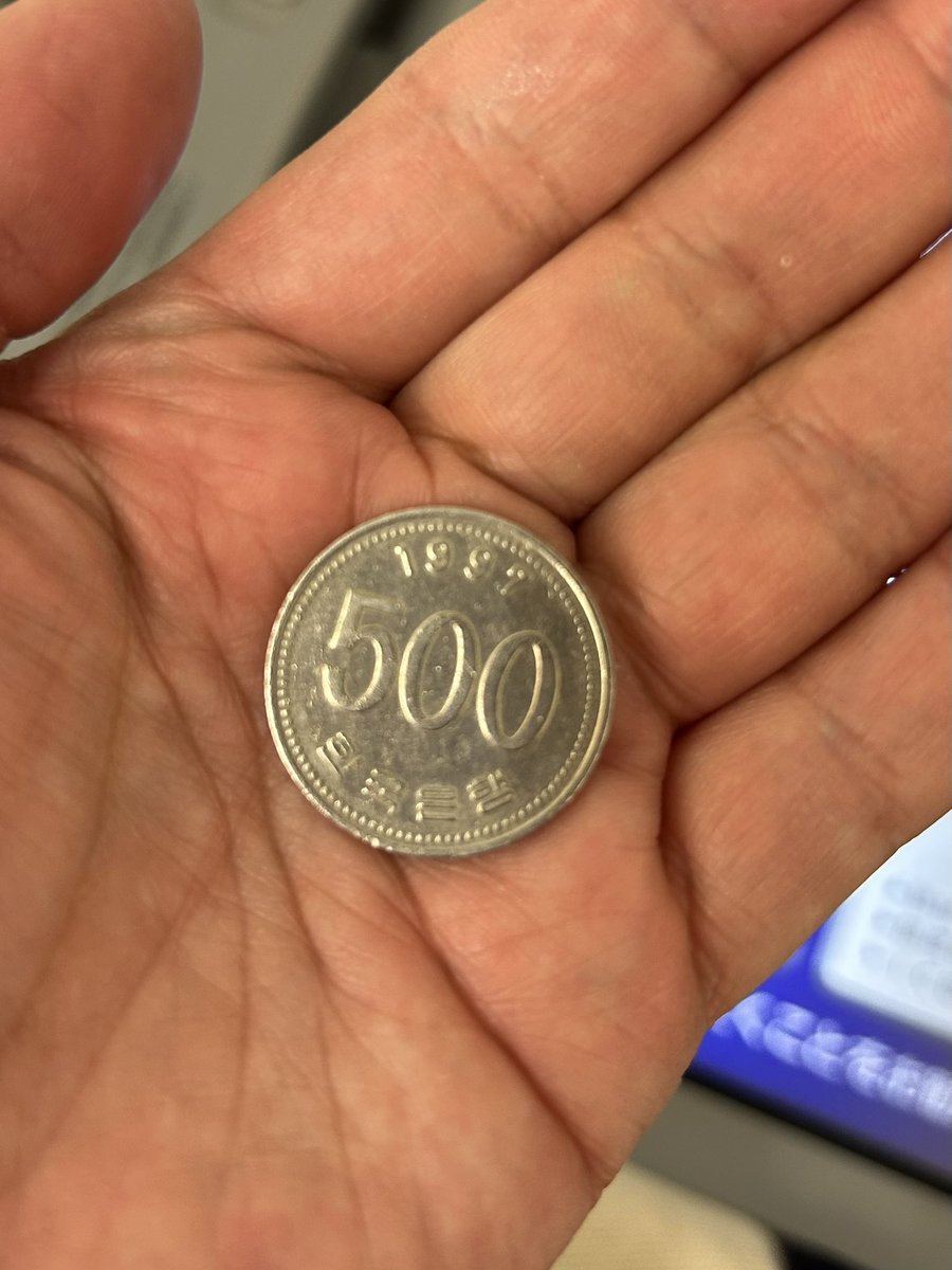 yamachan_mxsxm's tweet photo. 福岡グッズ売上を入金しにきたら何回入れ直してもATMに弾かれる500円があってよく見たらナニコレ。でもわざとじゃないって信じてるから無問題。 https://t.co/ogmwP42KxP