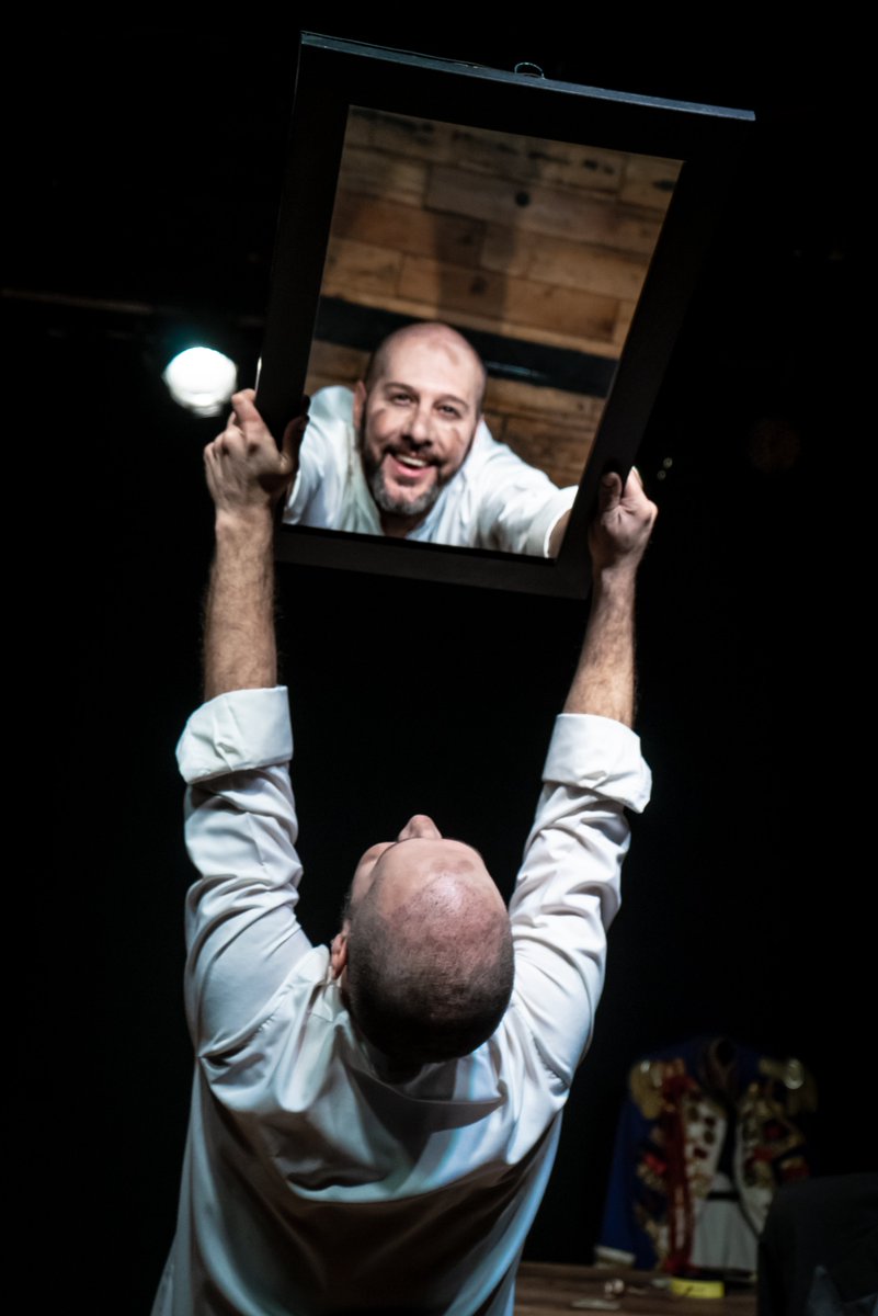 ALGO DE RICARDO – Dir. Itari Marta
 Un monólogo feroz sobre poder, ego y teatro.
Algo de Ricardo regresa al Foro Shakespeare con una versión 2025 más cruda, más visceral y con un nuevo diseño escénico de María Vergara que muestra el “tras bambalinas” como nunca antes.
 Ricardo