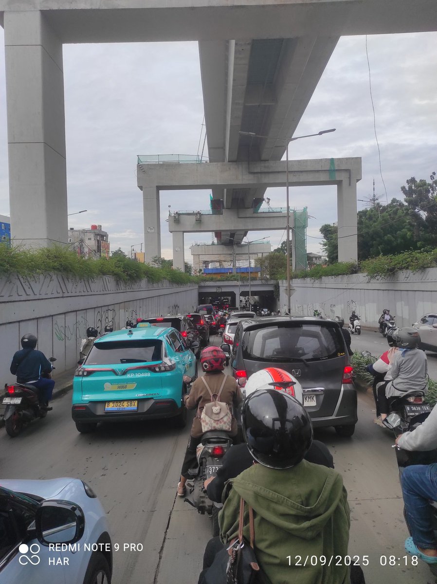 hry82's tweet photo. @Irchamfauzi @txtdrjkt oh tadi sempat ditutup kah, skg dah bs dilewatin, tp memang parah macetnya, klo emg mo ada penutupan jalan, koordinasi keq, minimal taro info di sosmed dr jauh2 hari, tgl sekian, pkl sekian akan ada penutupan ruas jalan dari pkl a sd pkl z https://t.co/oRvAfLyBRd