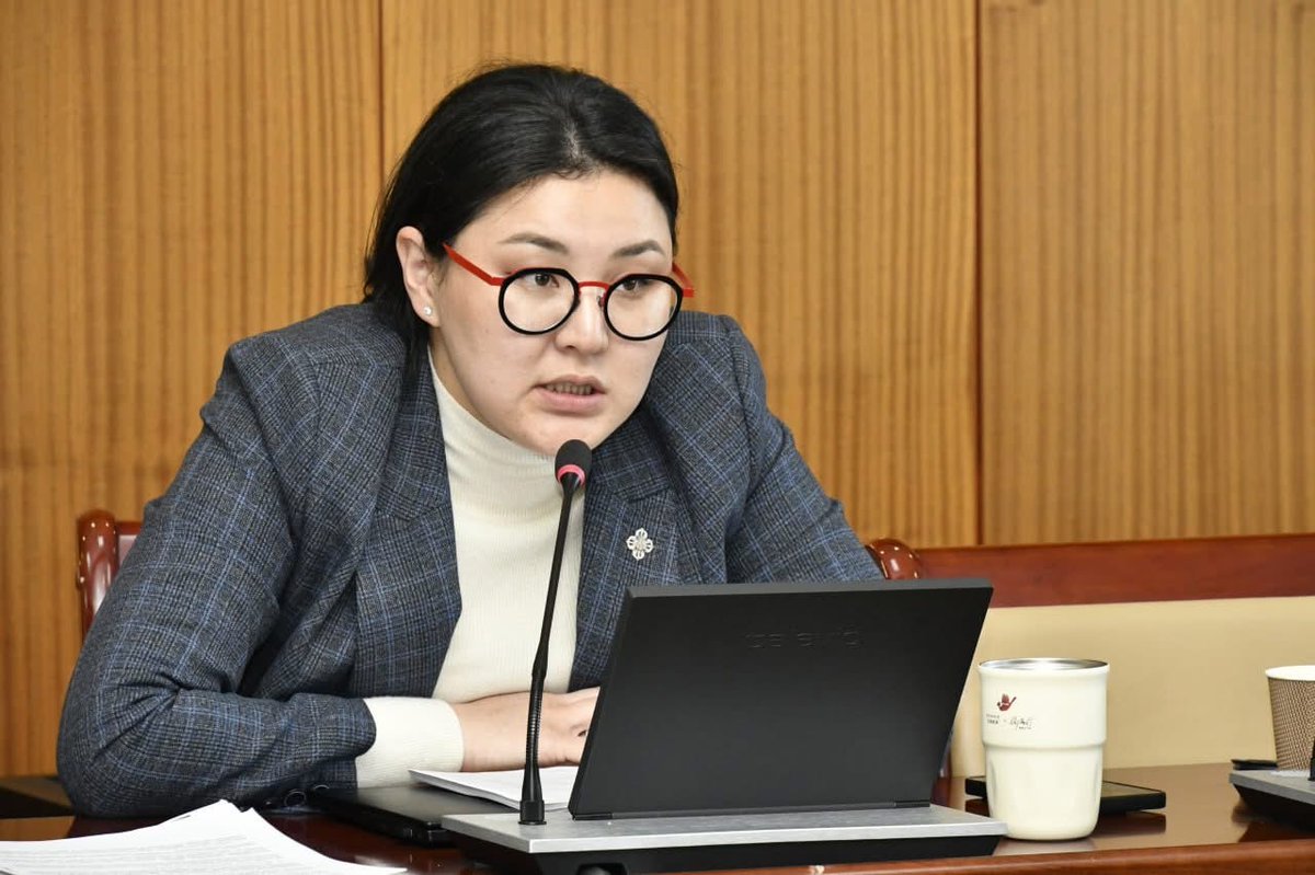 Кэмбрижийн их сургуулийн астрономич, профессор Ротман "хөгжиж буй буурай орны оюутнуудын санхүүжилт, сургалтын төлбөр нь ОХУ-ын аль нэгэн компаниас орж ирдэгийг бид анзаарах ёстой байж" хэмээн тайландаа дурдсан байсан. Монголчууд бид ч гэсэн шалгах ёстой...⁉️