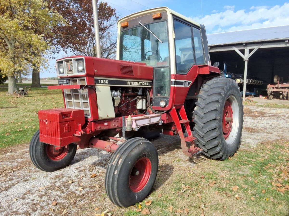 MachineryPete's tweet photo. Randy and Rich Siebert farm estate auction tomorrow (10 AM CT) in Hudson, IL by @SchmidAuction. ‘92 CaseIH 7150 w/ 4551 hours; ‘84 IHC 5488 2WD, 6775 hours; (2) IHC 6588’s; ‘04 CaseIH Maxxum 190, loader; ‘94 CaseIH 1688, 3357 hours. Info/bidding: https://t.co/3CQP3jAUri https://t.co/hUDI1CD2QF