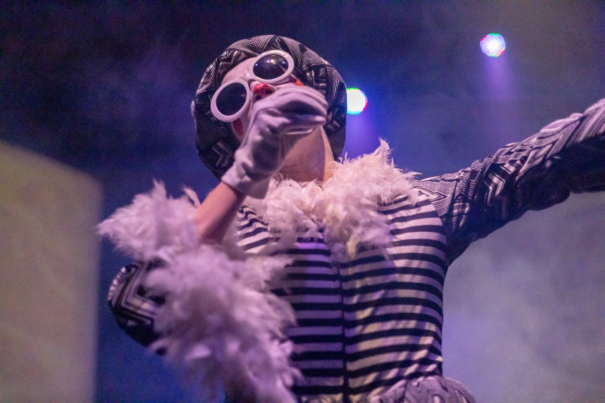 ALICIA
 ¿Qué queda de Alicia cuando despierta?
 Una propuesta visual y sonora para repensar la famosa historia en el País de las maravillas.
 ALICIA Un viaje fantástico que nos hace admirar la belleza de lo extraño.
 Una coreografía que reescribe el viaje al país de las