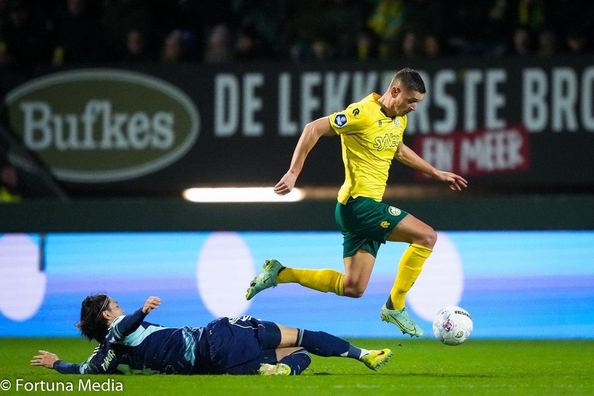 Fortuna_Online's tweet photo. Fortuna Sittard 1 Ajax 3
In een chaotische wedstrijd liggen er voor @FortunaSittard 🟨🟩 voldoende kansen om na 25 jaar voor het eerst weer eens te winnen van @AFCAjax 🟥⬜️.
Lees verder: https://t.co/DavrpTtJy1

#fortunasittard | Fortuna Sittard | #foraja https://t.co/vODpGnq3qB