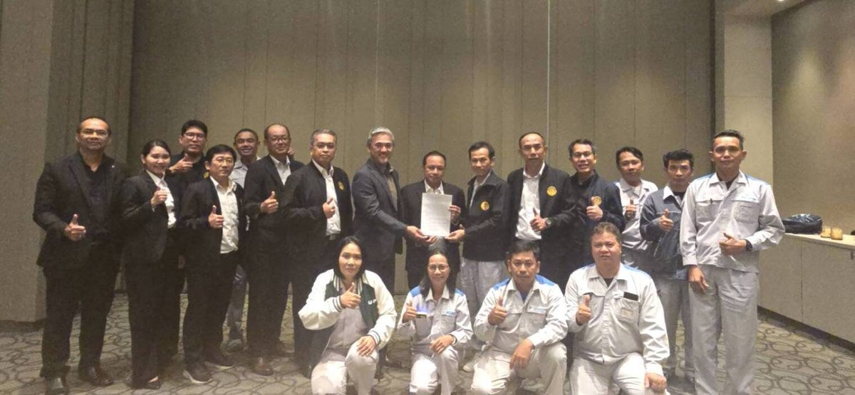 eric_sayompoo's tweet image. ยินดีกับพนักงาน #ไดกิ้น การเจรจายุติแล้ว บริษัทยอมจ่ายโบนัส 7 เดือน + 12,000 + 3,000 บาท
- ปรับเงินเดือน 3%
- รางวัลทอง ทำงาน 10 ปี เปลี่ยนเป็นเงิน 50,000
- ปรับค่ากะจาก 150 เป็น 160
- เพิ่มวันหยุดปีใหม่ 9 วัน สงกรานต์ 9 วัน

สำหรับกองเชียร์ กองแช่ง กลับไปทำงานต่อได้แล้วเนอะ