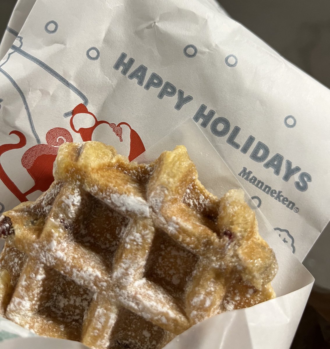 BebeSwallowtail's tweet image. 小腹が空いて、駅にあったら買っちゃう。
mannekenさん。今年初、期間限定だと
食べちゃうね。シュトーレンワッフル。🧇