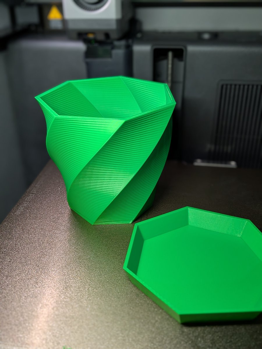 ytiskw's tweet image. AIに作ってもらった鉢植えがオシャレなので3Dプリンターで印刷して実際使う事にした！🪴
今作のデザインはGemini 3 Deep Thinkが担当