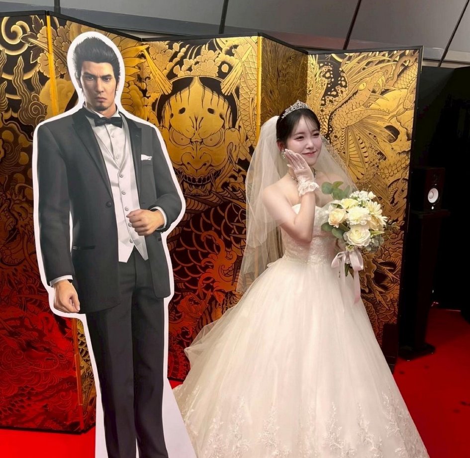 ShitpostRock's tweet image. A woman in Japan has officially married Kazuma Kiryu

How are we as men supposed to compete with the Dragon of Dojima???