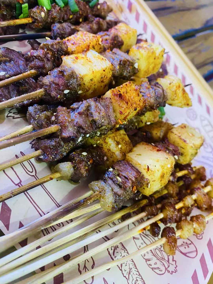 Today's barbecue was so comforting! 🔥 As the steaming hot skewers were served, the aroma immediately filled the air.