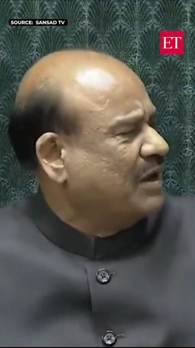 iamAKstalin's tweet photo. सवाल तो बनता है…

कल जब प्रधानमंत्री Narendra Modi
लोकसभा में बार-बार नेहरू–इंदिरा का नाम लेकर
राजनीतिक भाषण दे रहे थे,
तब स्पीकर Om Birla
ने एक बार भी नहीं टोका।
ना “विषय पर आइए”,
ना “सदन की मर्यादा”,
ना “मुख्य मुद्दे पर बोलिए”…
सब चुप, सब शांत।

लेकिन जैसे ही
Priyanka Gandhi
ने कहा—

“एक दिन 10 घंटे निकाल कर
नेहरू–इंदिरा–राजीव की गलतियों पर चर्चा कर लीजिए,
फिर जनता जिन मुद्दों के लिए हमें यहाँ भेजती है—
महँगाई, बेरोज़गारी, महिला सुरक्षा,
PMO के अंतर्गत बेटिंग ऐप घोटाला,
स्वास्थ्य, शिक्षा, भ्रष्टाचार—
उन पर बात कीजिए।”

बस…
यहीं से ओम बिरला बार-बार टूट पड़े—

“माननीय सदस्य वंदे मातरम पर बोलिए…”
“माननीय सदस्य वंदे मातरम पर बोलिए…”
“माननीय सदस्य वंदे मातरम पर बोलिए…”

लगातार 10–12 बार यही लाइन दोहराते रहे।
जैसे “वंदे मातरम” बोलने से
महँगाई कम हो जाएगी,
बेरोज़गारों को नौकरी मिल जाएगी,
और PMO के घोटाले खुद बंद हो जाएँगे।

संदेश साफ़ था—
जनता के मुद्दे संसद में मत उठाइए,
यहाँ सिर्फ़ सरकार की सुविधा वाला एजेंडा चलेगा।

सच यह है—
जब सत्ता असली सवालों से डरती है,
तब “वंदे मातरम पर बोलिए”
एक बहाना बन जाता है।

और इससे बड़ा व्यंग्य क्या होगा कि
देश जल रहा है मुद्दों से…
लेकिन सदन कह रहा है—
“सब ठीक है, बस वंदे मातरम बोलो।” 🔥