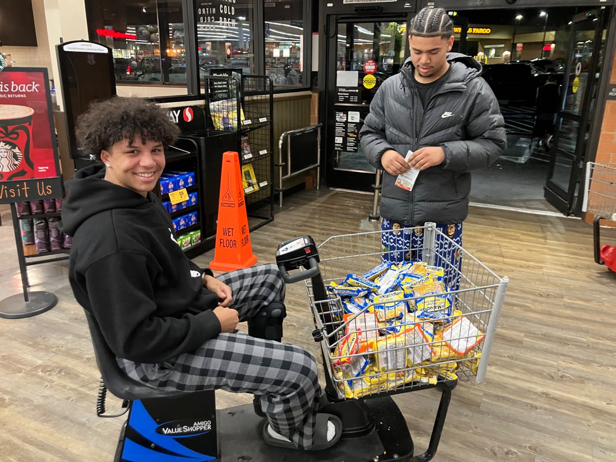 Elite24hoops's tweet photo. You never know when you will see @BraylonGaines_0 and @Jayth3don_ shopping to feed the homeless. Good work guys ! https://t.co/Wodd9ydSIQ