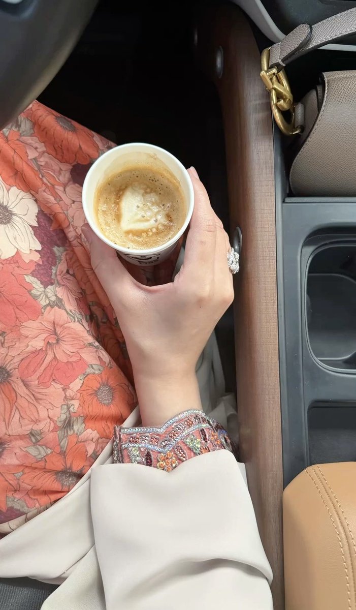 umBayan20's tweet photo. " ربِّي قلبي بين يديك فأسألك ثباته على ماتُحب، وأسألك أن لا يمسّه من الدنيا أذى 🍃."

                                       #صباح_الخير https://t.co/uo1xuJymAA
