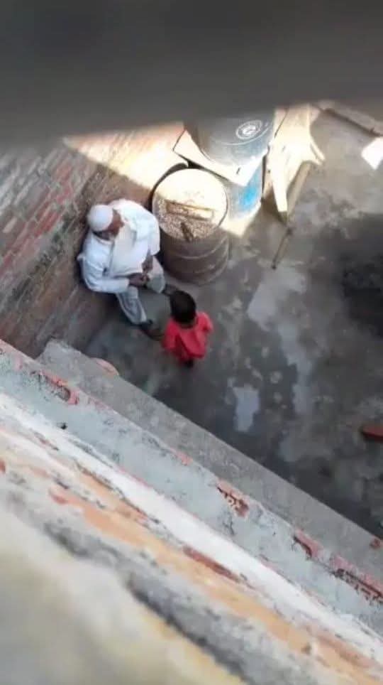 वीडियो नहीं डाल सकती न इससे आगे की तश्वीर ही लगा सकती हूं। बस आप खुद अंदाज़ा लगा लें कि ये मज़ाहबी इस बच्ची के साथ क्या करतूत कर रहा होगा।

पोती की उम्र की बच्ची‚ इसके ही कुनबे की।

पर क्या करे कम्बख्त‚ सिखाया ही यही गया है मज़ाहब में‚ आखिर गधी के पायलेट की हर हरकत फ़ॉलो जो करनी