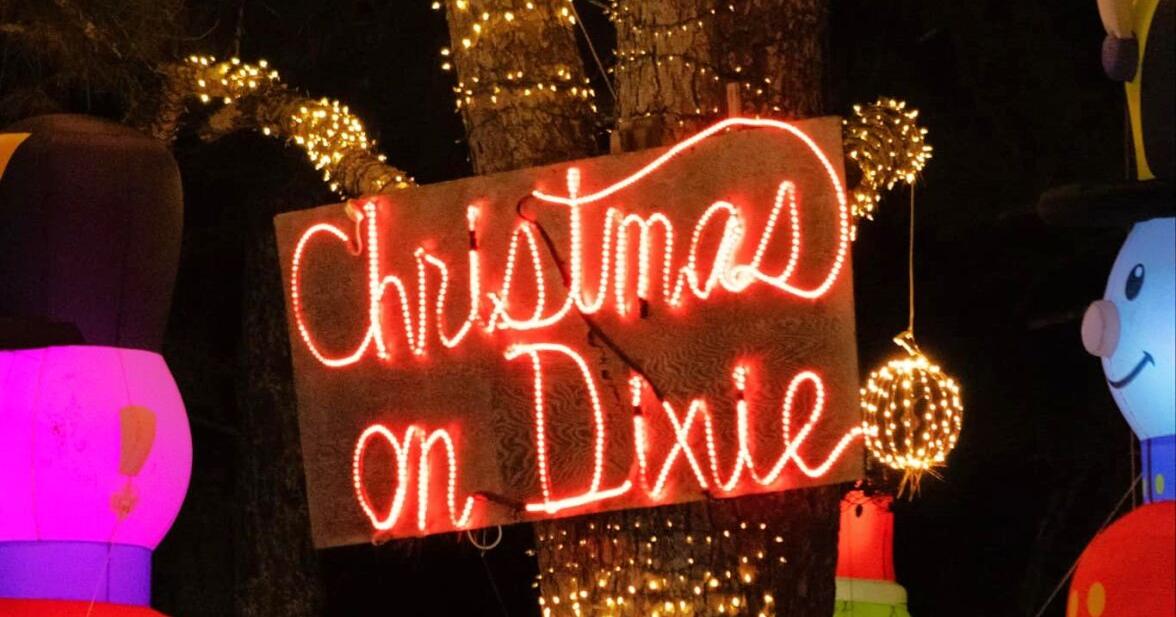 MorganCitizen's tweet photo. The largest Christmas décor and lights display in Morgan County returned this Thanksgiving night, opening for the holiday season to shine through the night after Christmas. https://t.co/tqIXzYBqua Learn more at https://t.co/hfXEzIBxLr linked in our bio. https://t.co/PRmd3HxddZ
