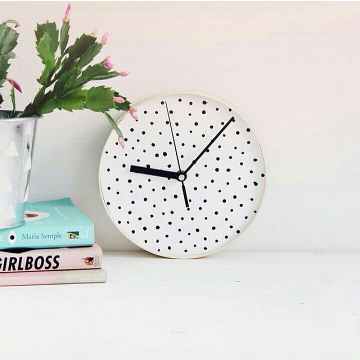 فزت الاشواق واحتار الكلام
وابتدى يوم من العمر محسوب
دقت الساعه وله شوق وغرام
ساعتي اثنى عشر بعد الغروب
ابتدت تركض ثوانيها حرام
كل شمعه من بعد شمعه تذوب
في القمر نوره فضح ستر الظلام
ما ترك له من بقايا الليل ثوب