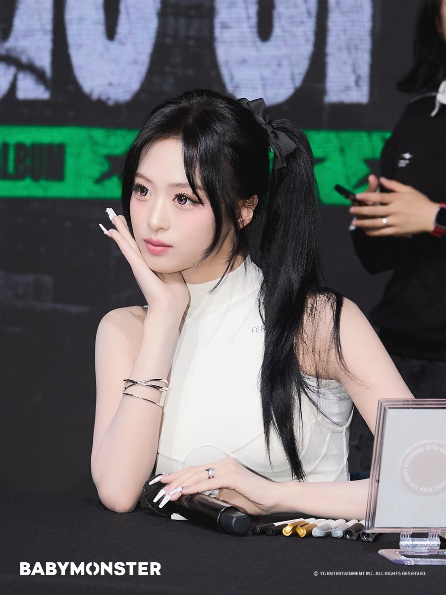 AHYEON for pictures from offline fan sign 🦋 #アヒョン #아현