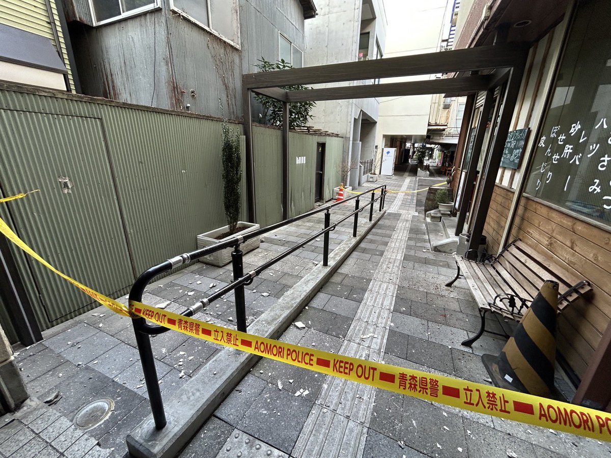 昨日の地震の被害状況（地元秘書が撮影）
ちょっと回っただけで、八戸市内の繁華街・横丁の被害は甚大です。
皆様の身の回りの情報やお困りのことがあれば、神田潤一事務所までお寄せください。