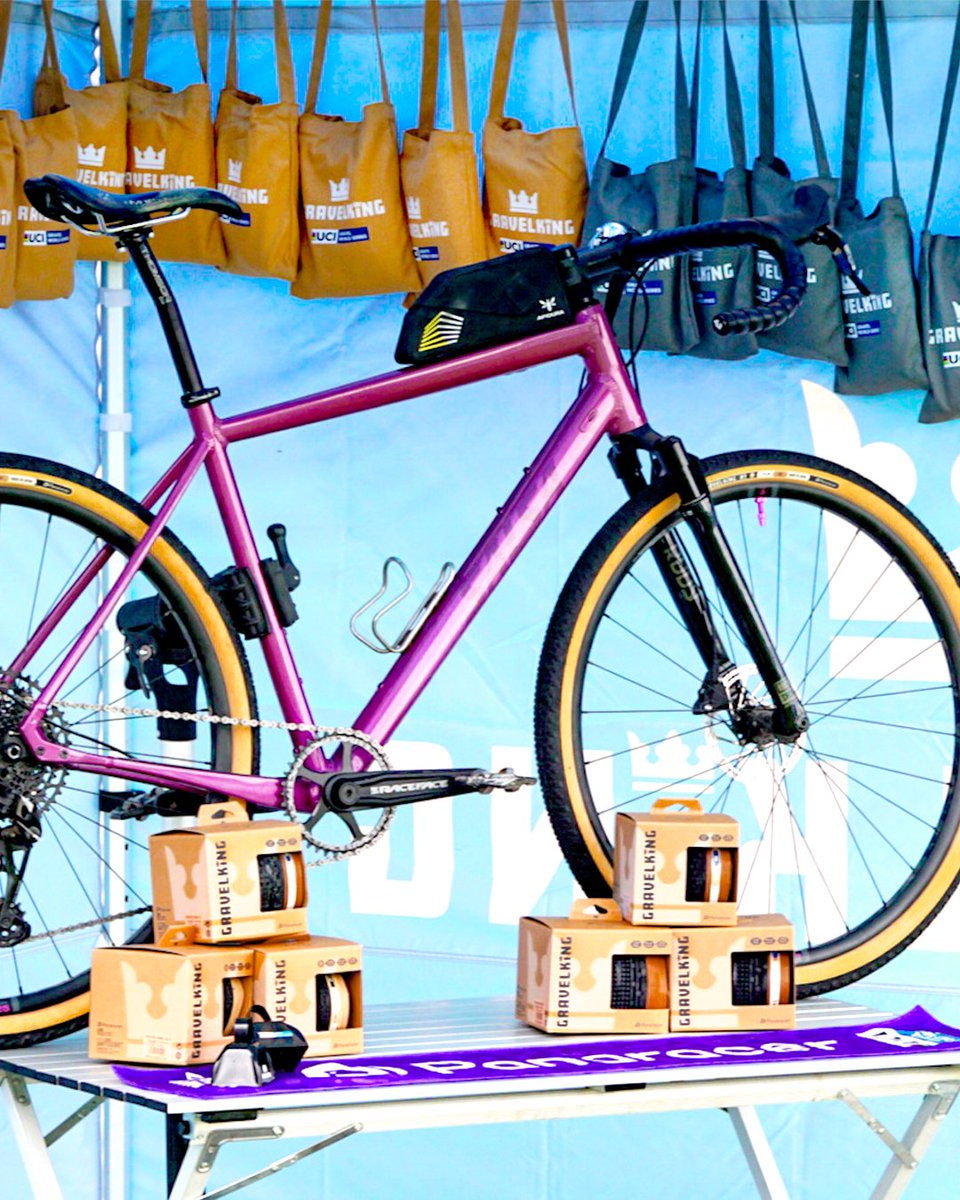 パナレーサーは、UCIグラベルワールドシリーズ2026の
タイトルスポンサーとなります。

GRAVELKINGは2026年からUCIグラベルワールドシリーズの冠に。
世界でいち早くグラベルタイヤをリリースし、さらには世界をリードし続けてきた実績が結実しました。
Panaracer