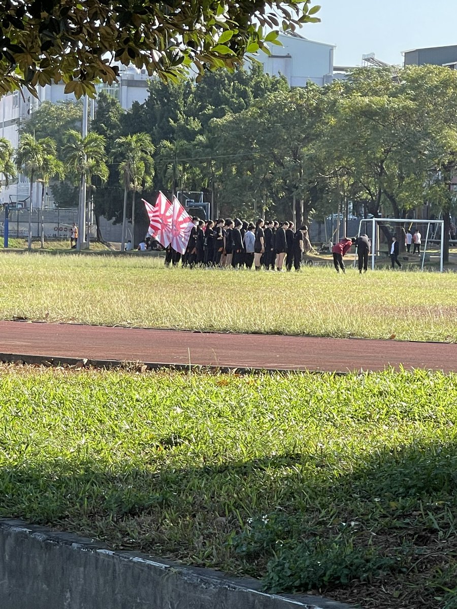 fuckedccp's tweet photo. 有班級在青年高中「愛國愛校比賽」的演練期間，居然揮了三面日寇旭日旗。是侵略與屠殺的軍國主義象徵。在中華民國的校園裡還是在「愛國」比賽前拿出來揮，根本荒謬到難以接受。演練會用的道具正式比賽就一定會上台。學生可能無知，但學校若視而不見就是失職。這不是潮流不是玩笑，是基本歷史觀念的崩壞 https://t.co/XGSfVPqrPw