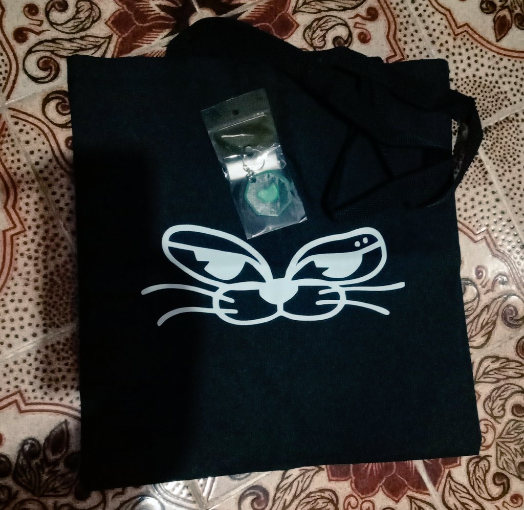 Chegou minha ecobag preta do bbom B  e agora já posso colocar a clara pra lavar 😆. Uso todo dia pra carregar as coisas que uso na escola. Professora ama 💚
Essa é da lojinha <a href="/TapeReLoadStore/">TAPE: RE LOAD STORE 🇧🇷</a> 
Linda e de ótima qualidade !!