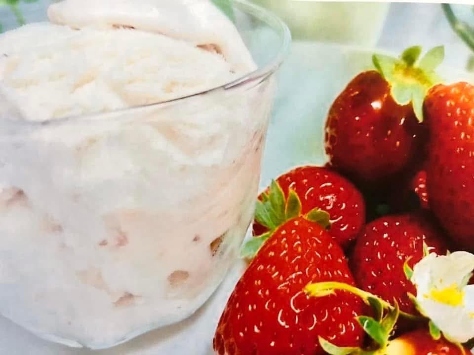 本日二条はお休みですが、先週からアイスが変わりましたのでお知らせです🍨

今回は『いちごミルクアイス』です。

熊本県産の「とよのかいちご」の果肉入り。

ミルクは上質なジャージ牛乳を使用しています♪

明日からは３日間限定メニューも始まりますのでそちらも宜しくお願いします😊