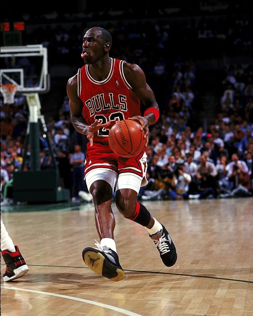 Travonne's tweet photo. do you even know why mike put white laces in the black 5’s? https://t.co/k53NknVJod