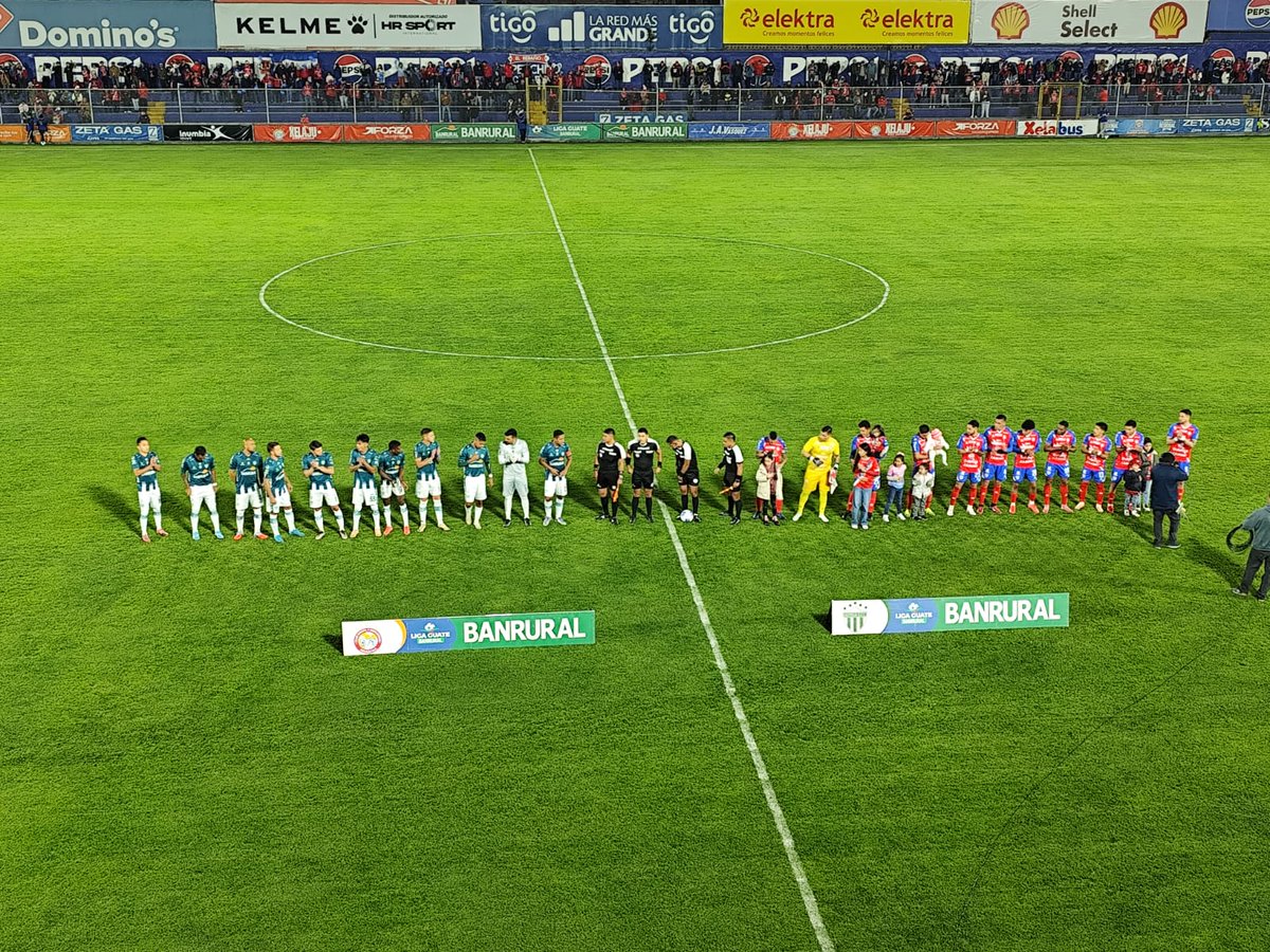 #Apertura2025 |  Imágenes que deja el inicio del partido en el estadio quetzalteco.📸<a href="/wgcolloy/">Willber Colloy</a>.

🐐Xelajú 0-0 Antigua🥑

Siga la transmisión en nuestra radio en línea 🎙️📻📱👉 goo.su/EeW2A2A