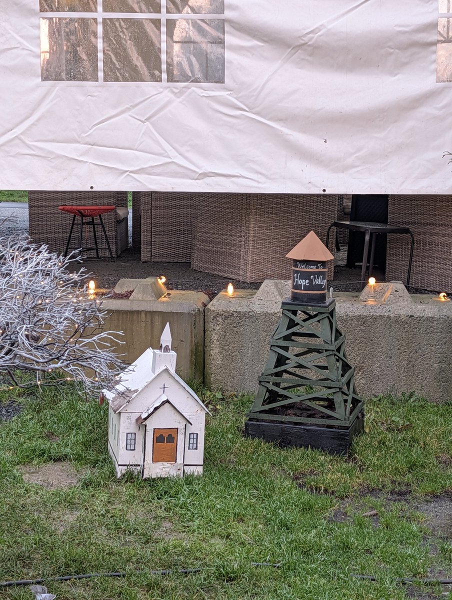 JamestownSet's tweet image. Some special items have made their way from Wendy MacInnes 's garden over to Locality Brewing ! Maybe they need some little lights! ❤️

#hearties #wcth #tinytown

📸 Krista Petrie