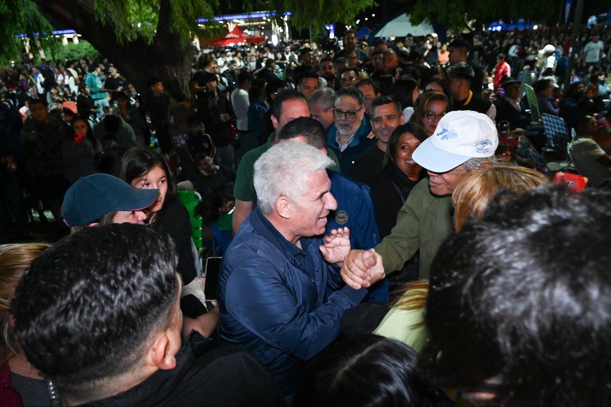 JUANA KOSLAY - Acompañé al Intendente Toti Videla en el encendido del ÁRBOL DE TUS SUEÑOS. Mucha concurrencia de vecinos, espectáculo musical y gran oferta gastronómica. Felicitaciones Toti 👏👏