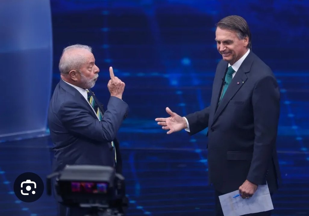 vitor_dv's tweet photo. @RaimundoDante Olha... Nessa foto da pra ver claramente que o Lula é mais baixo que o Bolsonaro. Então a informação não procede. https://t.co/mFMf9XYIlU