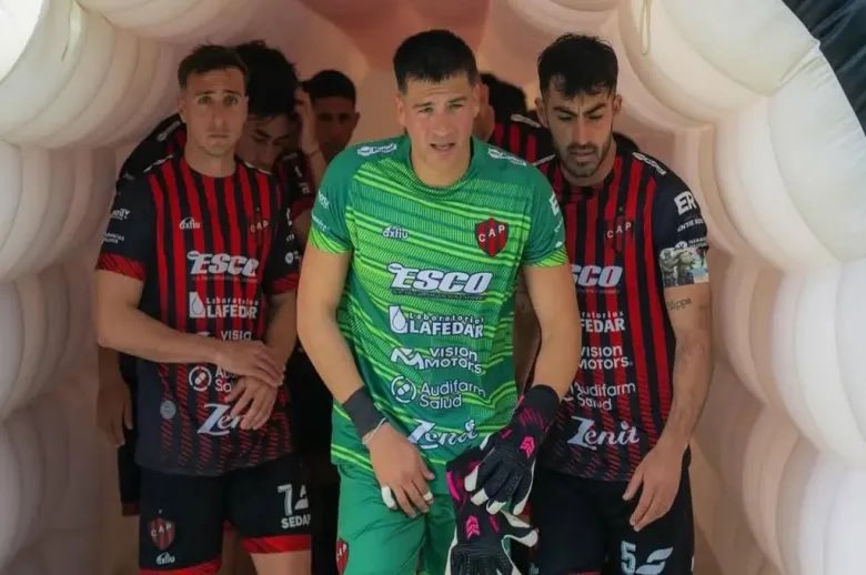 #Patronato: La dirigencia del Santo entrerriano avanza fuerte y de lleno por la renovación y continuidad del arquero Alan Sosa para la temporada 2026 de la #PN.

#ElProgramaDeLosHinchas 
#ElÚnico 
#CampeónArgentino⭐
#OrgulloEntrerriano