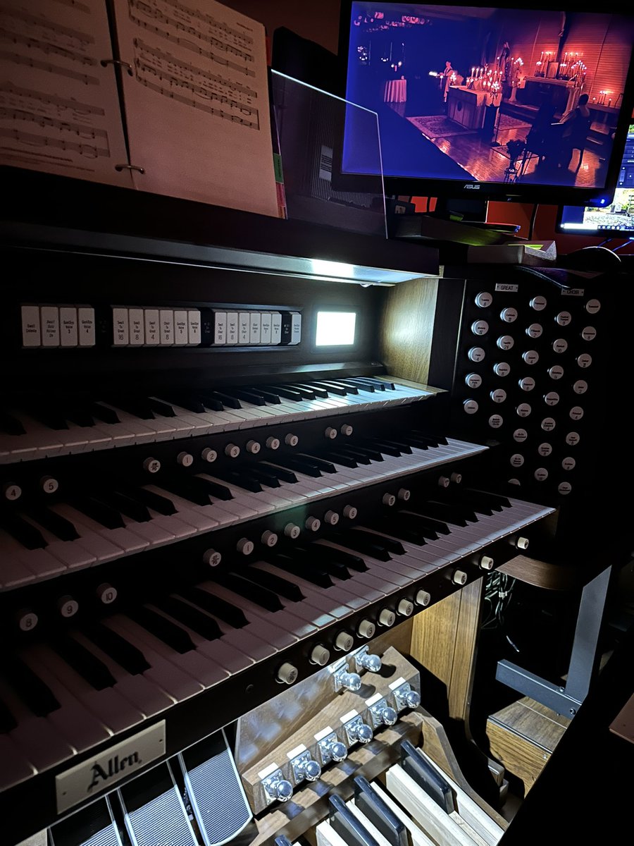 JABsMusic's tweet image. Final Holy Day Mass at @stfrancisstl was by Candlelight tonight! One of my favorite Masses of the year to play 🎹 for! #ImmaculateConception #BVM