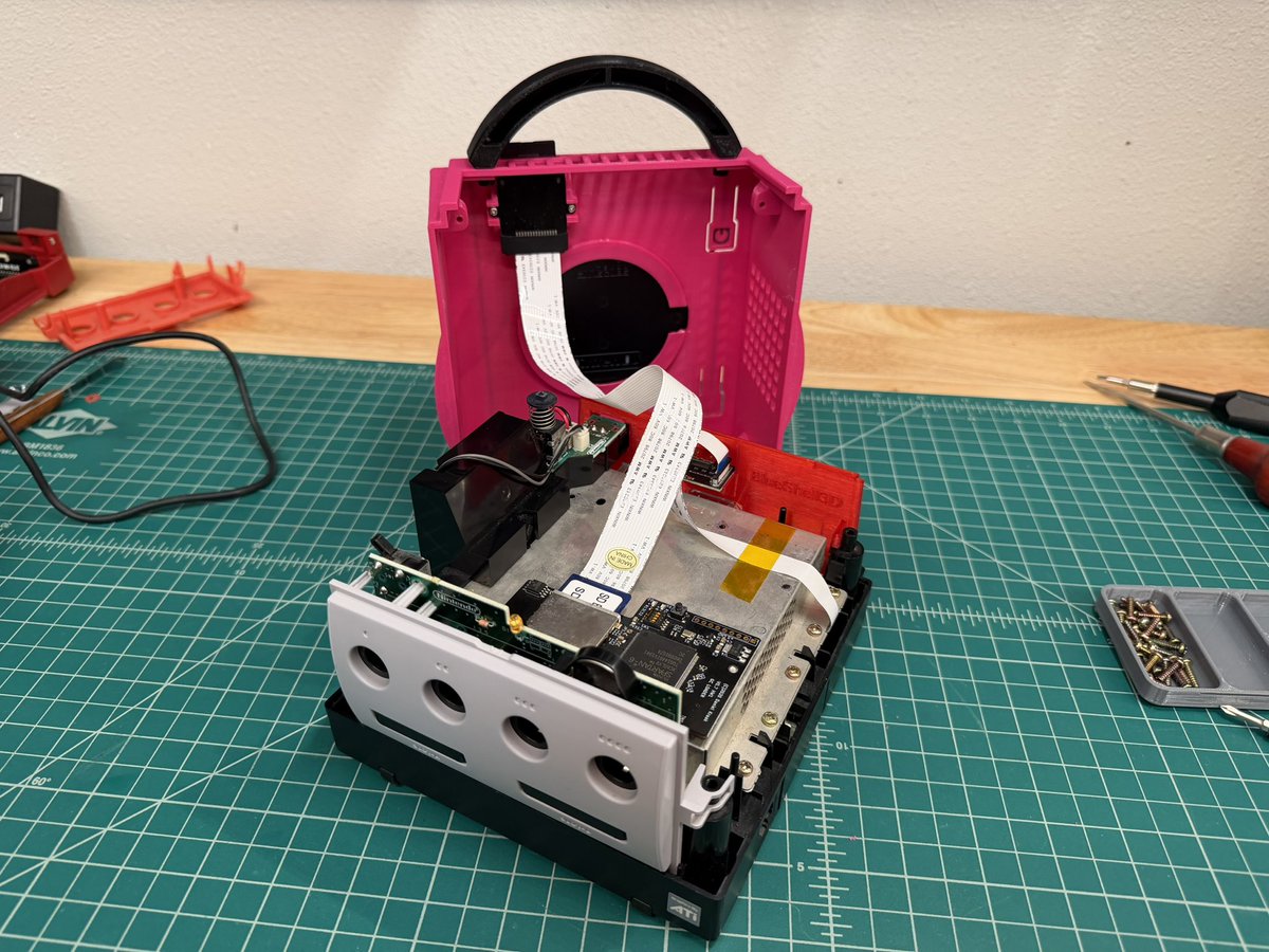 BlueShell3D's tweet image. And they tried to tell me it shouldn’t be done! But behold! The #Cuboid!
It’s rocking both the GCLoader and the Dual. And also, it’s shorter!
SD card smartly tucks in the back above the optional handle.