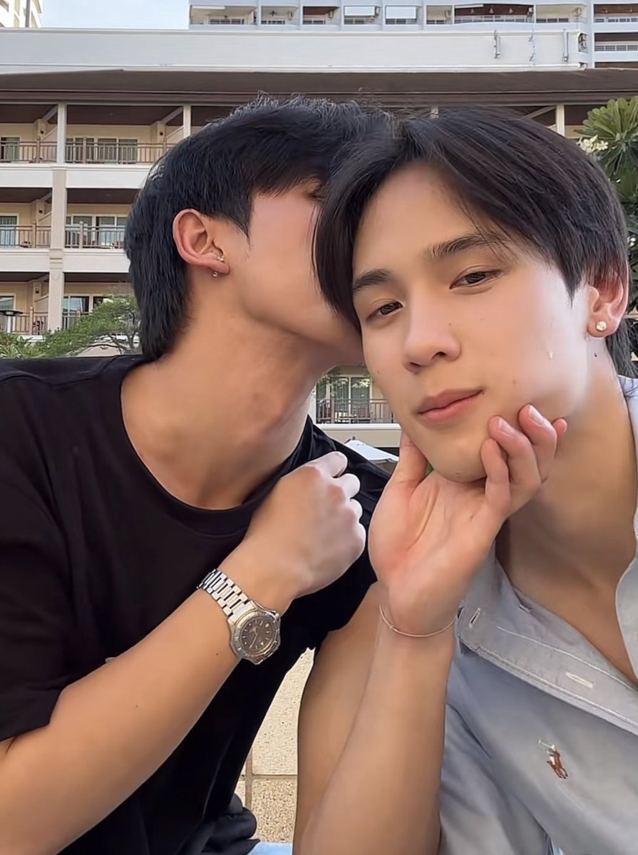 naneng_jaa's tweet image. #Surfjava 
‘ ผมซ้ายนะ แต่พี่เซิร์ฟซ้ายกว่า เพราะงั้นผมยอม ’

ตอนอยู่คนเดียว                   ตอนอยู่กับพี่