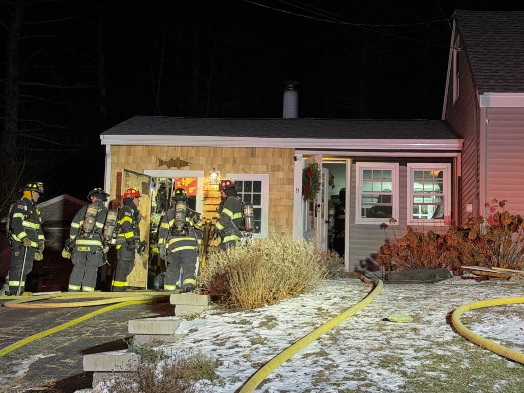 Ipswich Fire Department Battles House Fire: IPSWICH — The Ipswich Fire Department battled a house fire on Monday evening, and teamwork showed by firefighters from Ipswich and its mutual aid partners… ipswichfire.com/2025/12/08/ips…