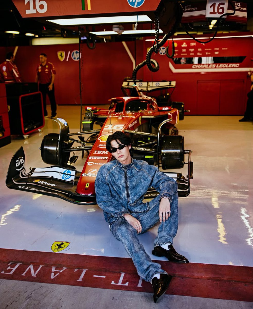 ElleMenThailand's tweet image. นุ่มฮอต ‘ไบร์ท วชิรวิชญ์’ ปรากฏตัวในโซน Ferrari Garage ที่ Abu Dhabi Grand Prix 2025 ด้วยโททัลลุคเดนิมเท่คูลจาก Ferrari Style ที่คัตติ้งเนี้ยบ ซิลูเอตต์เท่

#ELLEMENNews
#ELLEMENthailand
#F1AbuDhabixBRIGHT #bbrightvc