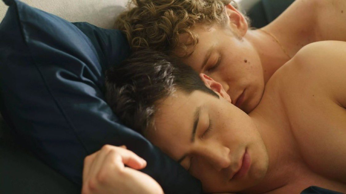 ilyaswink's tweet image. sharing a pillow while his chin rests perfectly in the dip between shane’s neck and shoulder 😭😭 I NEED TO BE SEDATED