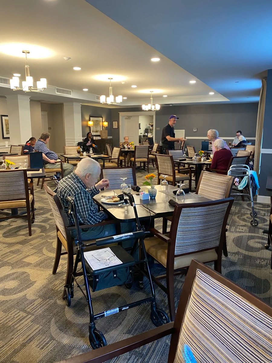 zencsdf's tweet image. We visited an elderly couple from our church who lived in a nursing home. They invited us to have lunch there so we could experience what retirement life is like. The restaurant served entirely Western food; the nursing home provided three meals a day😂