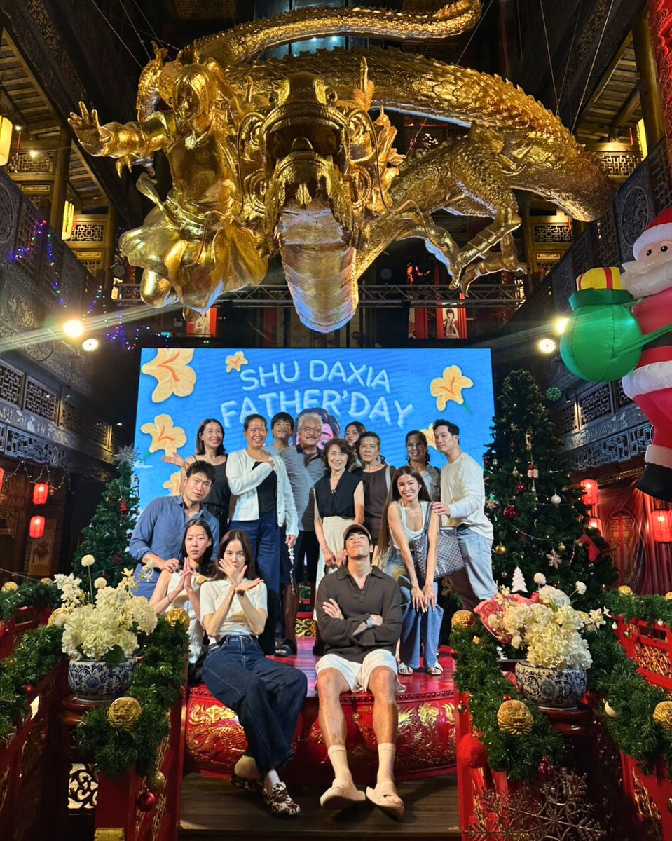 ShudaxiaTH's tweet image. ขอบคุณ คุณโบว์ เมลดา คุณอาเล็ก และครอบครัว
ที่แวะมาฉลองช่วงเทศกาลวันพ่อที่ สู่ต้าเสีย ด้วยกันนะคะ 

บรรยากาศอบอุ่นมากๆ เห็นรอยยิ้มของทุกท่านแล้วเราดีใจที่สุดเลย

หวังว่าทางสู่ต้าเสียจะได้มีโอกาสต้อนรับทุกท่านอีกครั้งนะคะ 

#ShuDaxia #FathersDay #วันพ่อแห่งชาติ #พาพ่อมากิน