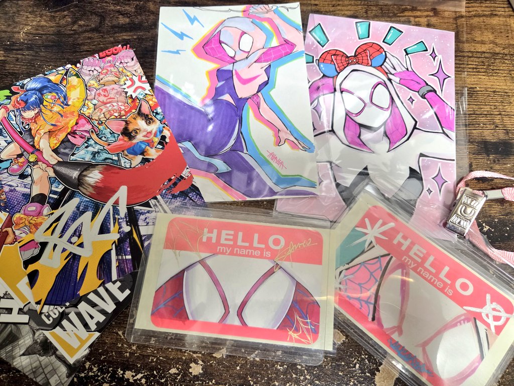 今回のアーティストアレイ品です✨
Alala先生ブースに3日間足を運ばせて頂いて
初めてお砂糖先生と青木先生にステッカーコミッションを依頼しました！
段々とアーティストアレイを楽しめるようになってきた気がする💖
グウェンだらけで最高でした🤣