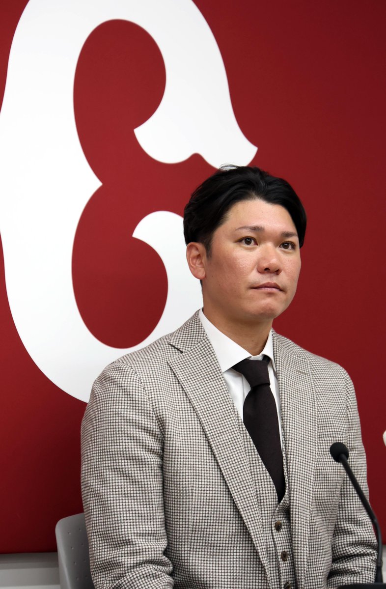 【#契約更改💸】
#坂本勇人 選手の会見のために報道陣が集結。時折、担当記者をいじりながら、時に真剣に、時に和やかに語りました（撮影・塩浦孝明）

#巨人 #ジャイアンツ #giants #サンスポ