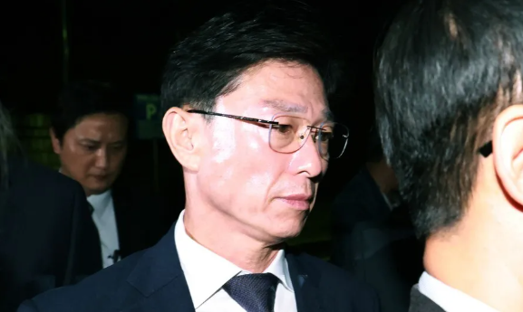 ‘무한책임’과 ‘무책임’ [똑똑! 한국사회]

중위 때 일이다. 나는 해병대 한 여단의 작전장교로, 막 부임하신 여단장의 전술훈련평가 준비로 연일 바쁜 하루를 보내고 있었다. 여단장의 지휘능력을 평가하는, 한해 가장 큰 훈련 평가다. 내가 맡은 일은 주어진 훈련 과제에 맞춰 참모 토의를 통해