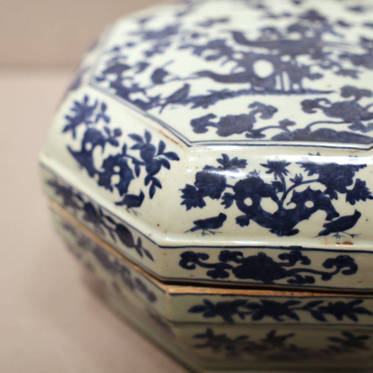 作品紹介】 中国の嘉靖(かせい)年間の官窯(かんよう)では、本作品の