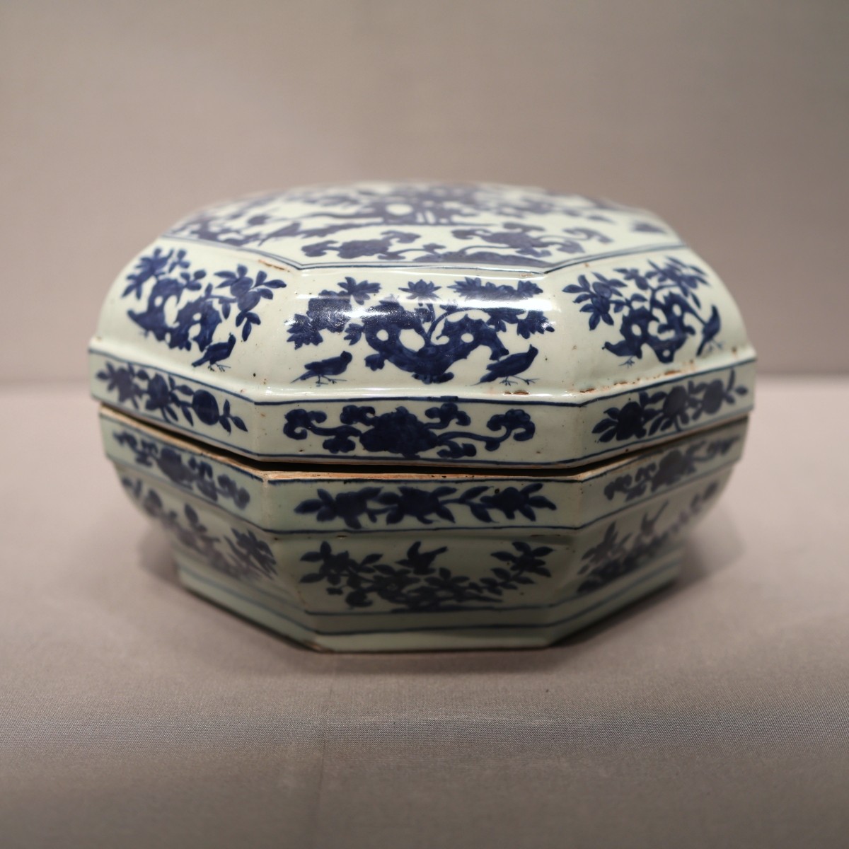 作品紹介】 中国の嘉靖(かせい)年間の官窯(かんよう)では、本作品の