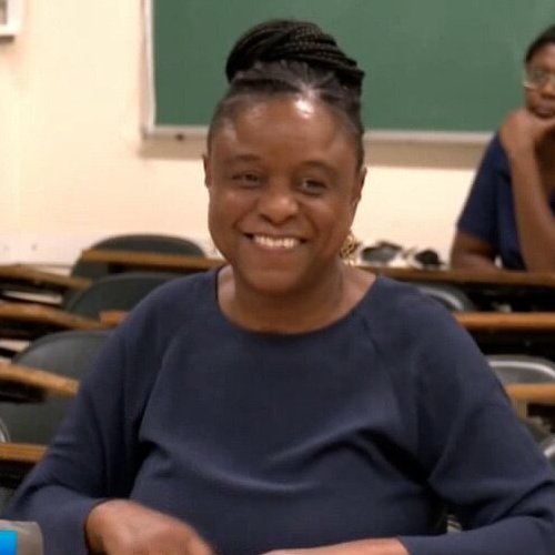 AcervoCharts's tweet image. Cláudia Dias, funcionária da limpeza, passa em Universidade Federal onde trabalhou por 15 anos:

“Onde eu limpava, hoje eu me sento para estudar.”