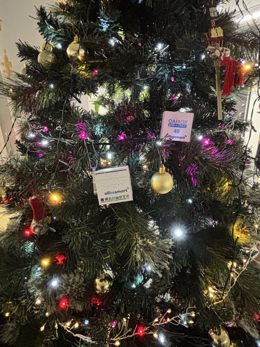 KKE_OAI's tweet photo. 🎄毎年恒例のクリスマスツリーを設置しました!
OAIBOXのペーパークラフトも一緒に飾っています
#構造計画研究所
#OAIBOX
#クリスマス
#クリスマスツリー https://t.co/BxMIotuxvc