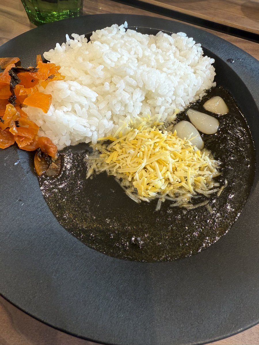 本日のランチは真っ黒なカレー🍛