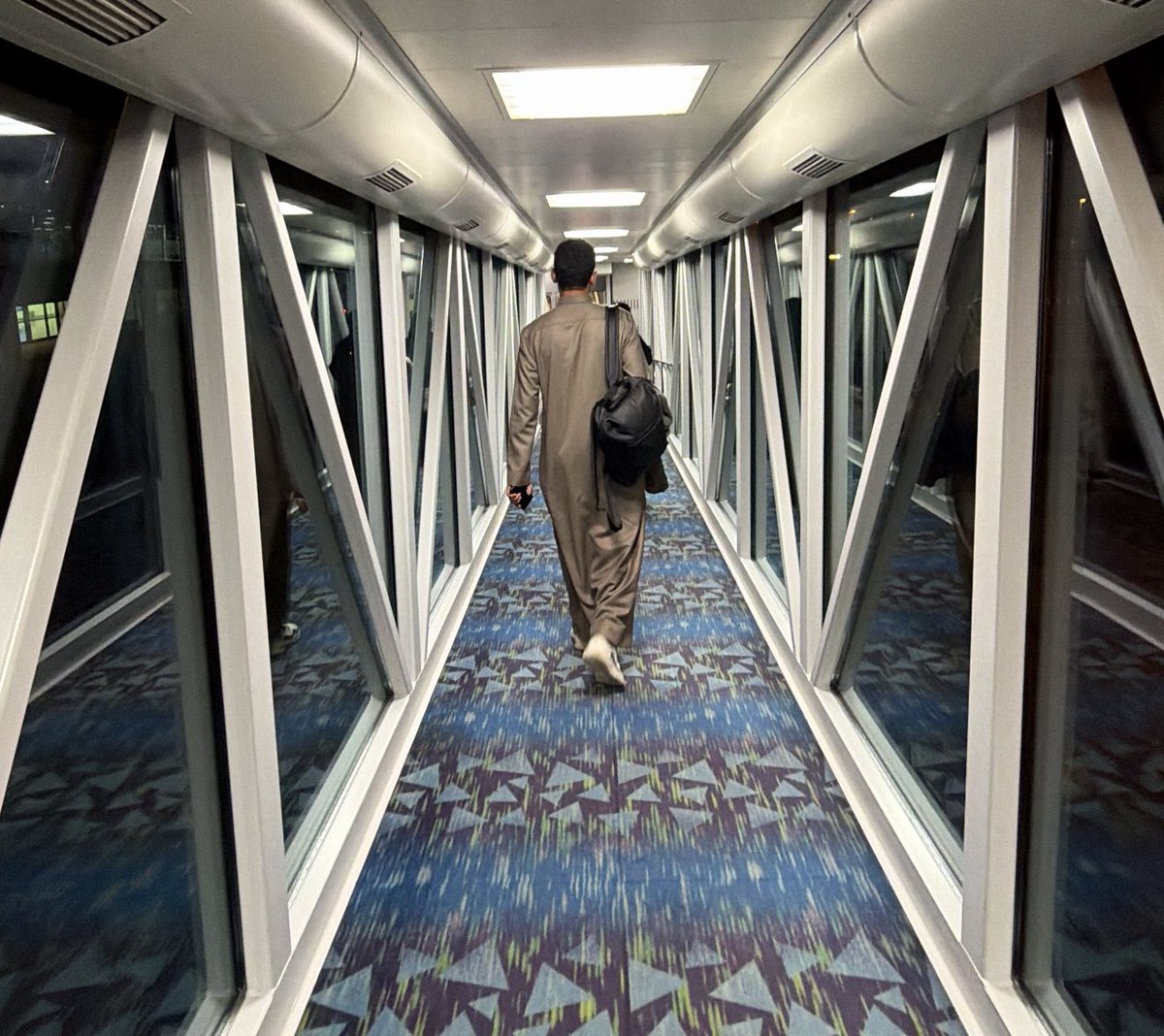 TalkToNaif's tweet image. هذا الممر غربة بأدق التفاصيل 
وشلون صار اسمه " ممر السعاده "