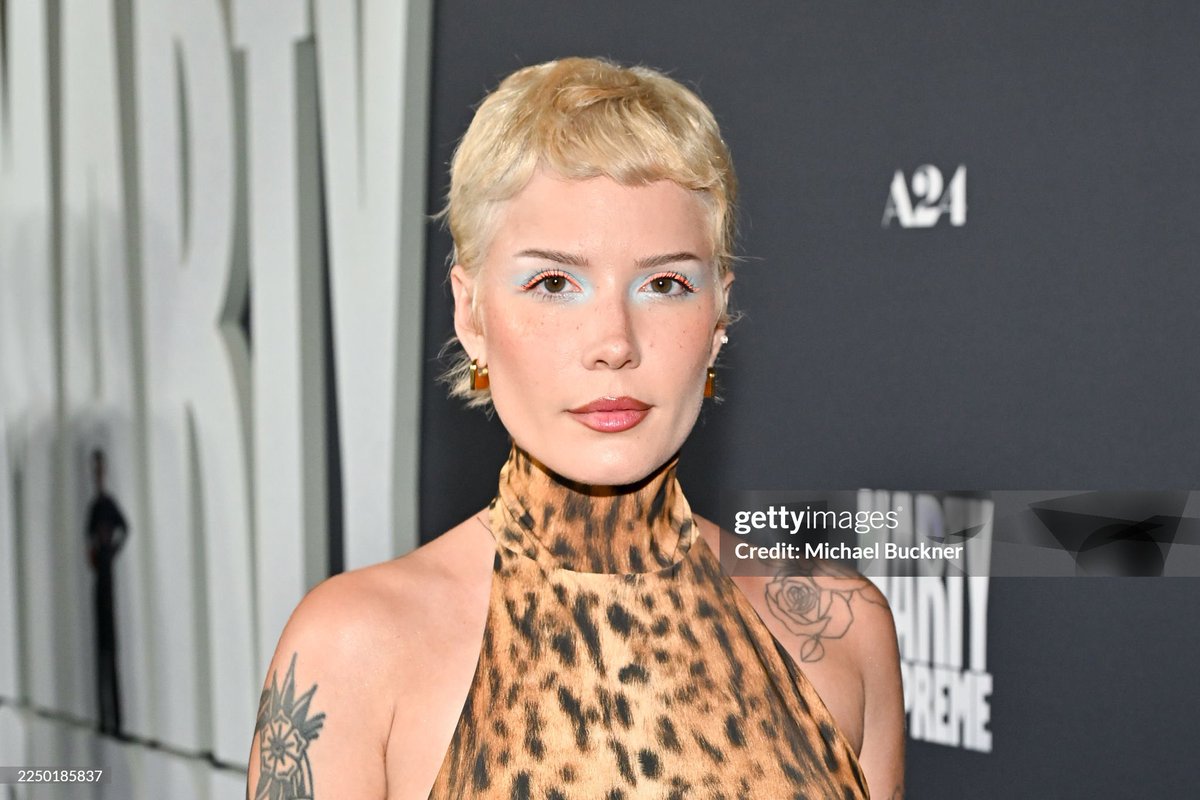 haIseylq's tweet image. Close up look at Halsey’s makeup for tonight’s premiere.